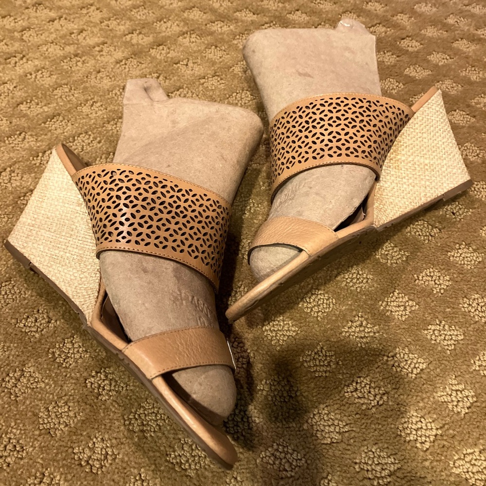 Brighton Ramone woven wedge leather sandals 8.5 Tan